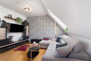 un soggiorno con un divano e una TV di Ferienwohnung Vita Burg auf Fehmarn a Burg auf Fehmarn