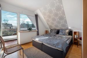 una camera da letto con un letto e una grande finestra di Ferienwohnung Vita Burg auf Fehmarn a Burg auf Fehmarn