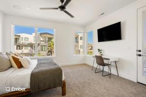 TV a/nebo společenská místnost v ubytování Desert Chic at Desert Color by Ember Stays