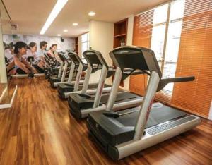 a row of treadmills in a gym at Top Flat confortavel e muito bem localizado in Brasília