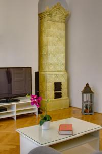 - un salon avec une cheminée et une table dans l'établissement Charles Bridge Premium Residence, à Prague