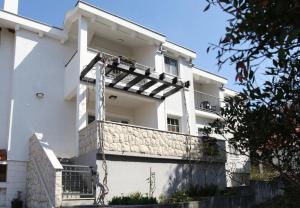 Το κτήριο όπου στεγάζεται  το διαμέρισμα