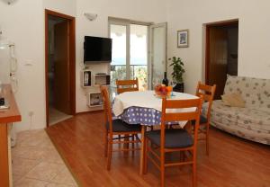 Μια τηλεόραση ή/και κέντρο ψυχαγωγίας στο Apartments Mari