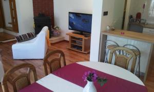 TV a/nebo společenská místnost v ubytování House Filip