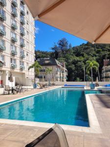 Bazén v ubytování Loft at Granja Brasil Itaipava nebo v jeho okolí