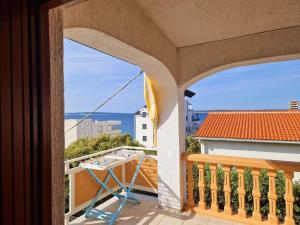 balkon z widokiem na ocean w obiekcie Apartments Mare w mieście Mandre