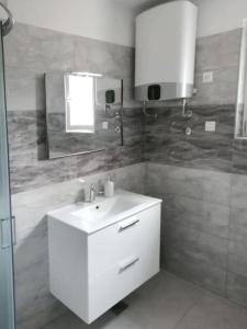 Ένα μπάνιο στο House Dragi
