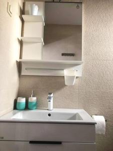 umywalkę z dwoma kubkami na górze w obiekcie Apartments Mare w mieście Mandre +37 zdjęć