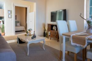 TV a/nebo společenská místnost v ubytování "Vela" Symi Village Residences