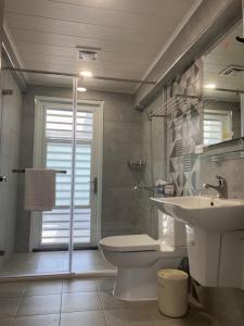 Koupelna v ubytování Orange Homestay