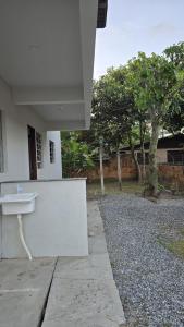 a white sink on the side of a house at Casa até 4 pessoas Rua Corrupiao Bombas in Bombinhas