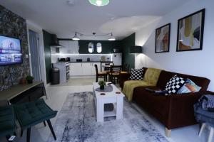 a living room with a couch and a table at listing SALE - Entire Town Centre Apartment Free Parking WiFi in Colchester
