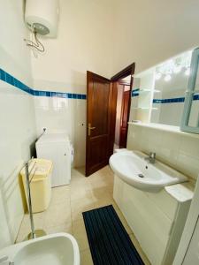 Koupelna v ubytování Appartamento San Teodoro IV + 23 fotografií