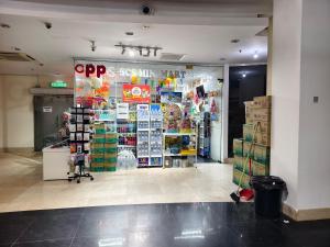 酒店内部或周边的超市或其他商店