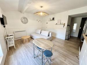 een woonkamer met een bank en een tafel bij Confort & Cosy Proche centre ville in Valence