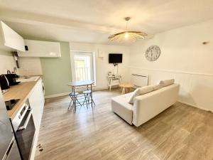 een woonkamer met een bank en een tafel bij Confort & Cosy Proche centre ville in Valence +1 foto