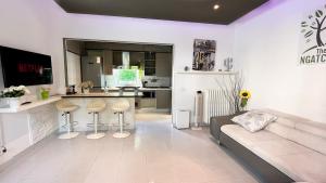 a living room with a couch and a kitchen at The Ngatchou in Mestre