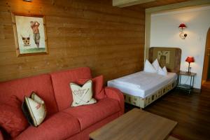 Postel nebo postele na pokoji v ubytování Hotel Gasthof Alte Post Holzkirchen