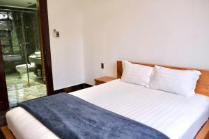 Postel nebo postele na pokoji v ubytování Kim Minh Apartment & Hotel