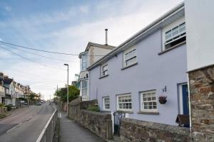 Ein weißes Haus an der Seite einer Straße in der Unterkunft 17th Century Cottage in Bideford Private Parking in Bideford