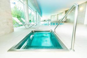 Bazén v ubytování Eix Platja Daurada Hotel & SPA nebo v jeho okolí