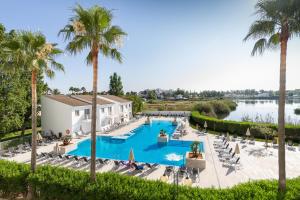 widok z góry na basen z palmami w obiekcie Eix Lagotel Holiday Resort w Playa de Muro