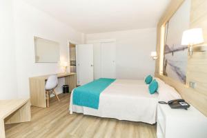 Łóżko lub łóżka w pokoju w obiekcie Eix Lagotel Holiday Resort