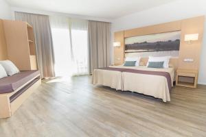 Łóżko lub łóżka w pokoju w obiekcie Eix Lagotel Holiday Resort