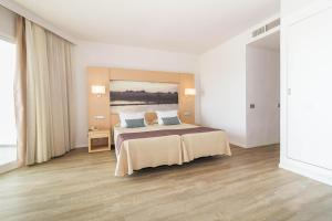 Łóżko lub łóżka w pokoju w obiekcie Eix Lagotel Holiday Resort