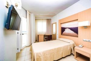 Łóżko lub łóżka w pokoju w obiekcie Eix Lagotel Holiday Resort