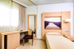 Łóżko lub łóżka w pokoju w obiekcie Eix Lagotel Holiday Resort