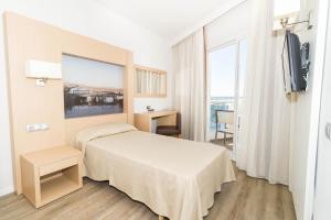 Łóżko lub łóżka w pokoju w obiekcie Eix Lagotel Holiday Resort