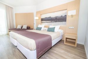 Łóżko lub łóżka w pokoju w obiekcie Eix Lagotel Holiday Resort