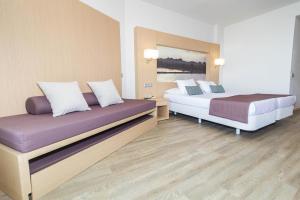 Łóżko lub łóżka w pokoju w obiekcie Eix Lagotel Holiday Resort