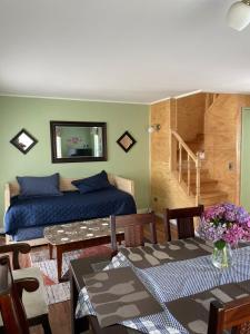 蒙特港Los Queltehues的一间卧室，里面有一张床、一张桌子和几把椅子。