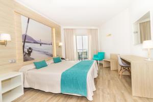 pokój hotelowy z dużym łóżkiem i biurkiem w obiekcie Eix Lagotel Holiday Resort w Playa de Muro +37 zdjęć