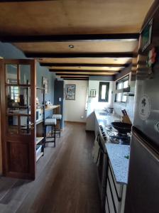 une cuisine avec une cuisinière et un comptoir dans l'établissement Shamrock House - Casa de Vacaciones en Merlo, San Luis, à Merlo