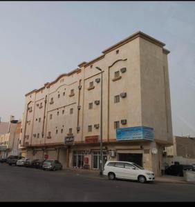 Un coche blanco aparcado delante de un edificio en شقق زهرة السلام الفاخرة, en Medina