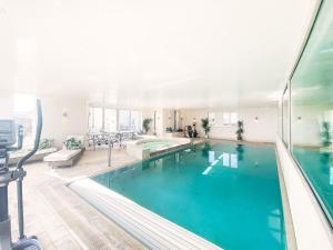 una gran piscina cubierta en un edificio en Spinneys Beachfront by The Suffolk Cottage Collection, en Thorpeness
