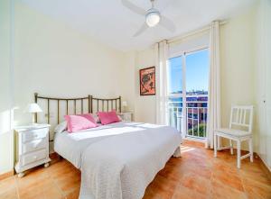 Ένα ή περισσότερα κρεβάτια σε δωμάτιο στο Las Dunas Duplex Apartment Javea Arenal by Rock Rentals +15 φωτογραφίες