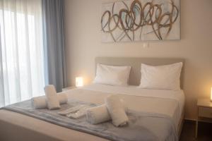 Un pat sau paturi într-o cameră la Arfaras Home