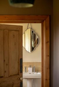 Φωτογραφία από το άλμπουμ του Farmhouse in Suffolk with wild swimming & hot tub σε Saint Margaret +47 φωτογραφίες