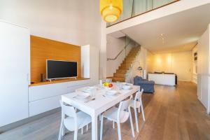 Televízia a/alebo spoločenská miestnosť v ubytovaní LovelyLoft Altamira Duplex