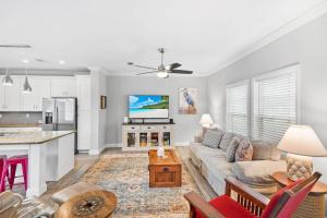 TV a/nebo společenská místnost v ubytování Canal Front Home! Walk to Beach, Porch, Fishing