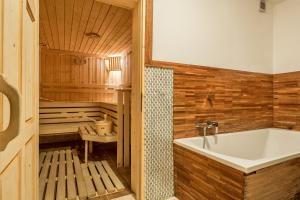 Kúpeľňa v ubytovaní Góralski Spa - Luksusowa willa z sauną i wanną z hydromasażem + 27 fotografií