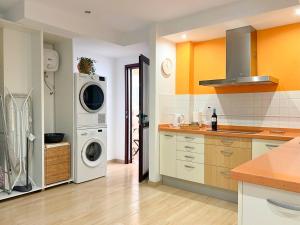 a kitchen with a washing machine and a washer and dryer at Suites Esencia Atlántica Confort cerca del mar in Telde