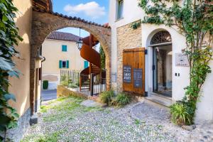 an entrance to a building with an archway at Casa del Maestro-Appartamenti d'Arte in Dogliani