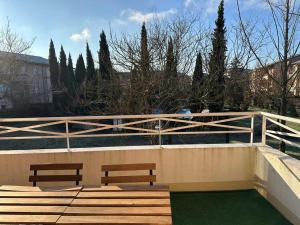 Μπαλκόνι ή βεράντα στο Appt entier 85m2 avec 2 chambres dont 1 suite parentale 1 bureau 1 canapé lit piscine