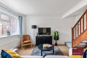 a living room with a couch and a table at Guildford - Two Bed House in Guildford
