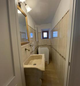 un baño con lavabo y espejo en Casa Bordoli, en Cortona 30 fotos más